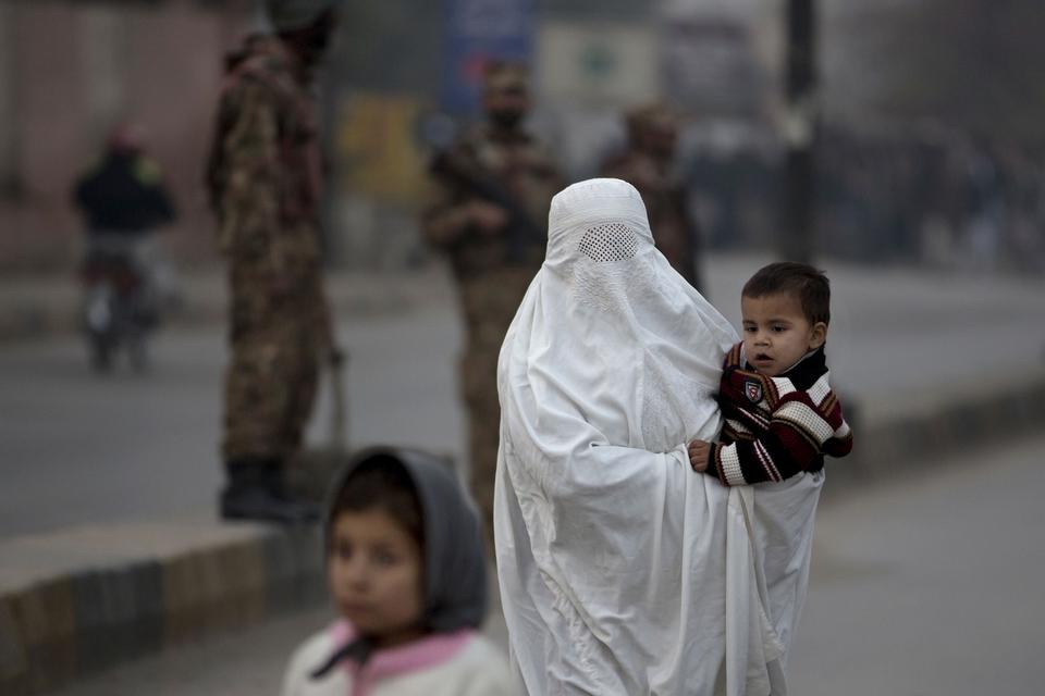 Taleban-terrorister trængte tirsdag ind på en skole i Pakistan og slog mindst 126 mennesker ihjel. 