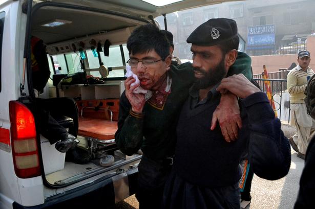 Taleban-terrorister trængte tirsdag ind på en skole i Pakistan og slog mindst 126 mennesker ihjel. 