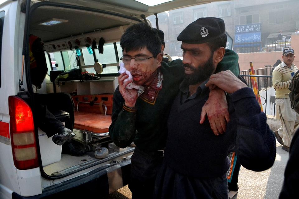 Taleban-terrorister trængte tirsdag ind på en skole i Pakistan og slog mindst 126 mennesker ihjel. 