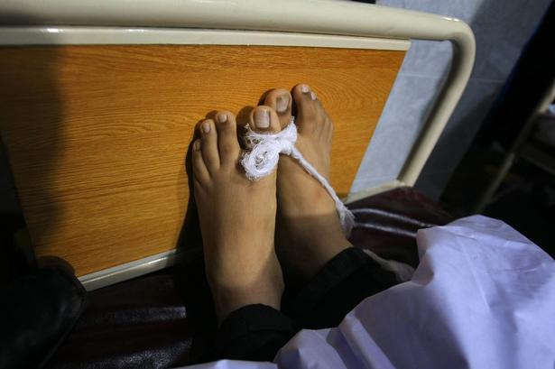 Taleban-terrorister trængte tirsdag ind på en skole i Pakistan og slog mindst 126 mennesker ihjel. 