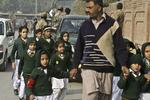 Taleban-terrorister trængte tirsdag ind på en skole i Pakistan og slog mindst 126 mennesker ihjel. 