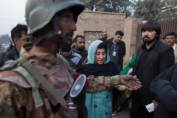 Taleban-terrorister trængte tirsdag ind på en skole i Pakistan og slog mindst 126 mennesker ihjel. 