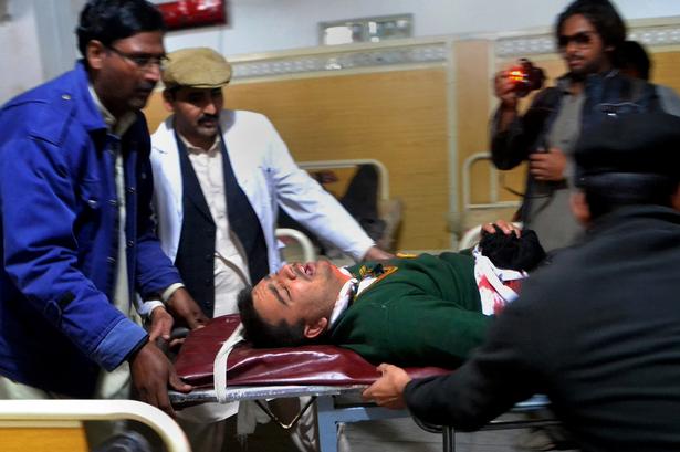 Taleban-terrorister trængte tirsdag ind på en skole i Pakistan og slog mindst 126 mennesker ihjel. 