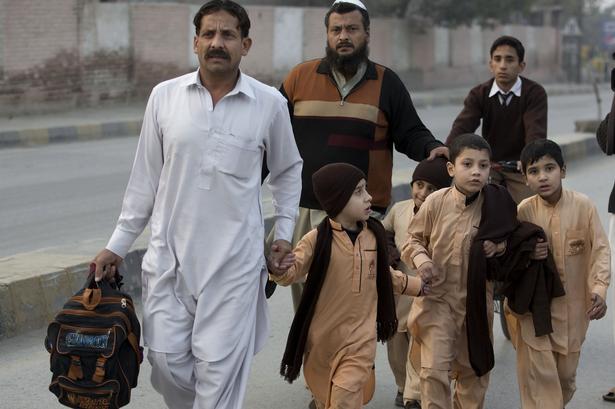 Taleban-terrorister trængte tirsdag ind på en skole i Pakistan og slog mindst 126 mennesker ihjel. 