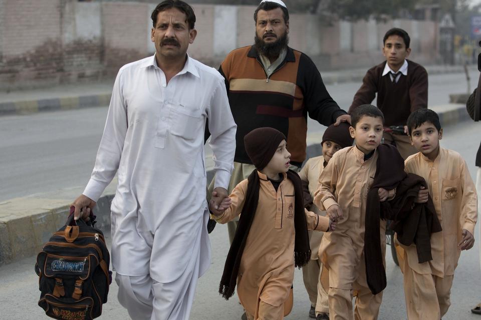 Taleban-terrorister trængte tirsdag ind på en skole i Pakistan og slog mindst 126 mennesker ihjel. 