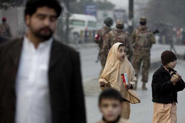 Taleban-terrorister trængte tirsdag ind på en skole i Pakistan og slog mindst 126 mennesker ihjel. 
