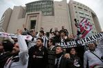 kupforsøg? Besiktas-fans foran retsbygningen i Istanbul, hvor 35 fodboldfans er under anklage for deltagelse i et kupfrosøg i forbindelse med demonstrationer sidste år. 