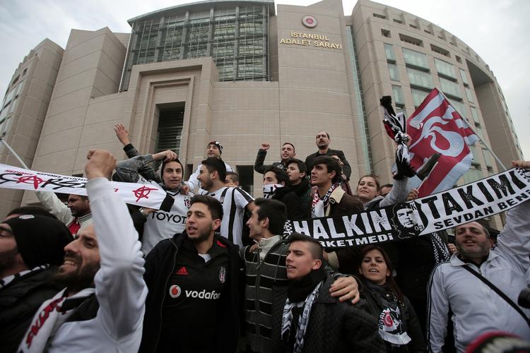 kupforsøg? Besiktas-fans foran retsbygningen i Istanbul, hvor 35 fodboldfans er under anklage for deltagelse i et kupfrosøg i forbindelse med demonstrationer sidste år. 