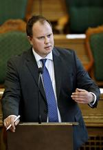 Krav. Martin Henriksen vil skrue bissen på over for personer på tålt ophold - stik imod en opfordring fra ombudsmanden. 