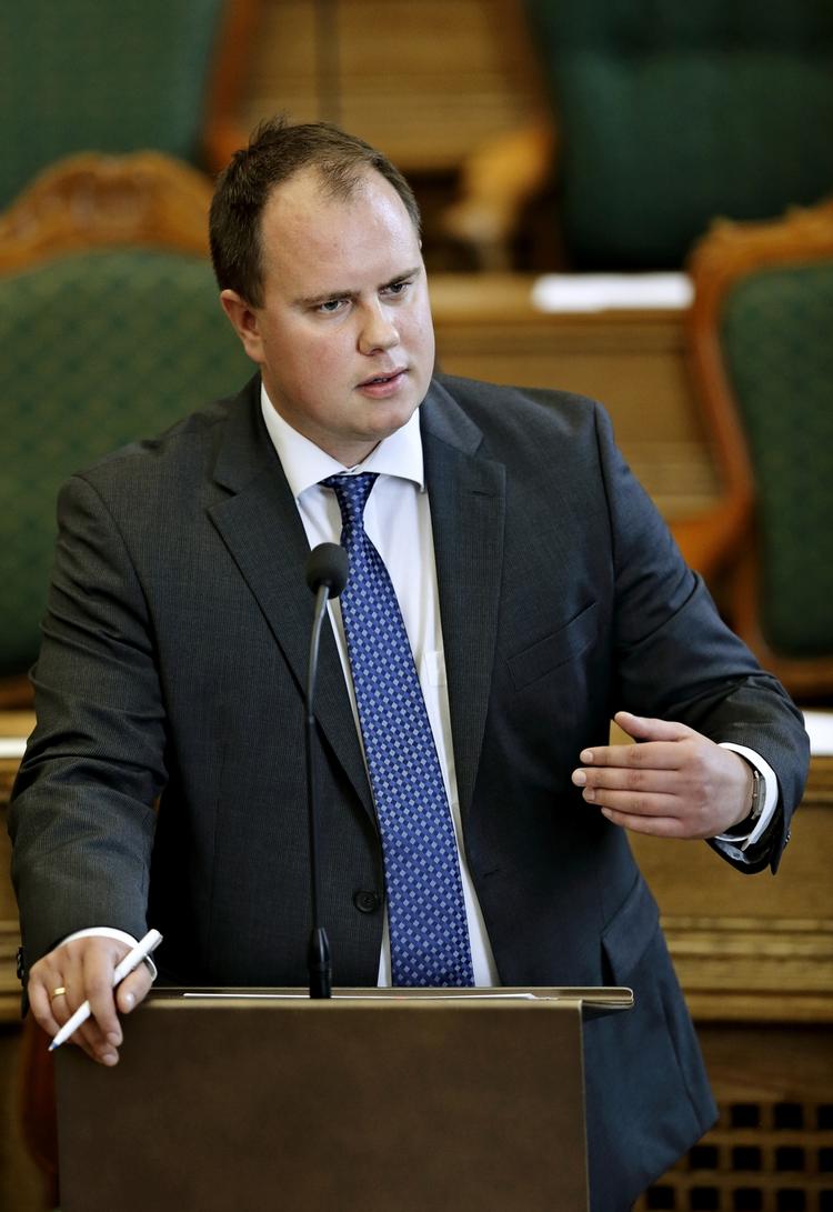 Krav. Martin Henriksen vil skrue bissen på over for personer på tålt ophold - stik imod en opfordring fra ombudsmanden. 