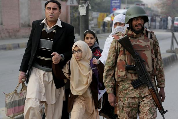 Taleban-terrorister trængte tirsdag ind på en skole i Pakistan og slog mindst 126 mennesker ihjel. 