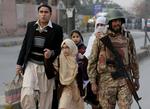 Terror. Området omkring skolen i Peshawar har dagen igennem været under skarp bevogtning af det pakistanske militær, efter at Taleban-terrorister i morges trængte ind på området. Drabstallet er indtil videre oppe på 126, bekræfter de pakistanske myndigheder ifølge Reuters. 