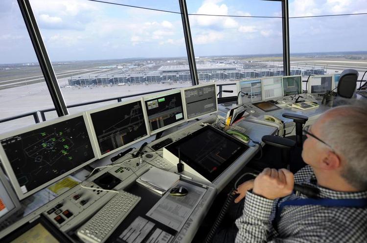 øvelse. Funktionerne i kontroltårnet i Berlins Brandenburg-lufthavn tjekkes i april 2012. Nu ser det ud til, at lufthavnen kan tages i brug i andet halvår af 2017. Bernd Settnik/AP 
