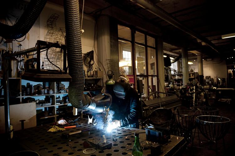 HÅNDARBEJDE. Vi opsøger i stigende grad Google, når vi vil vide, hvordan gør det selv-arbejdet skal udføres - blandt andet svejsning. 