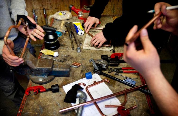 Færre. De unge på landets erhvervsskoler har mistet 203 lærere siden sommerferien. Her er det et par vvs’ere in spe, der er i gang på værkstedet. 