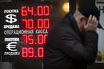 nedtur. Ruslands nationalbank forsøgte med en kraftig rentestigning mandag at stoppe rublens styrtdyk. Det mislykkedes, og i går fortsatte valutaen med at falde. 