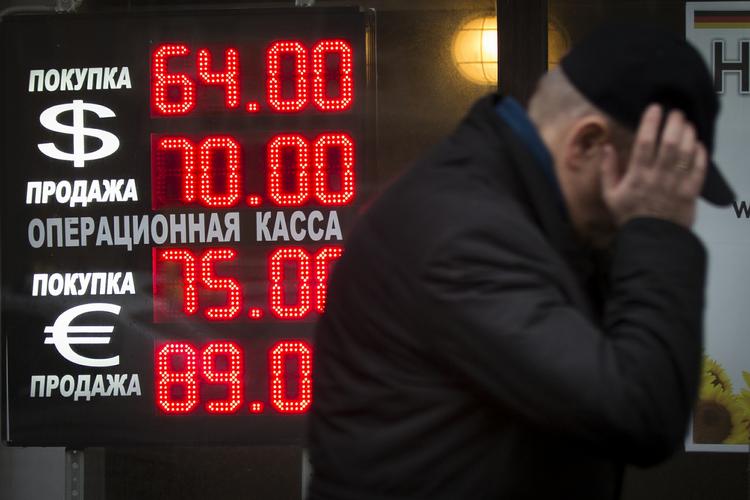 nedtur. Ruslands nationalbank forsøgte med en kraftig rentestigning mandag at stoppe rublens styrtdyk. Det mislykkedes, og i går fortsatte valutaen med at falde. 