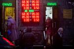 forgæves. Den russiske rubel tog i går endnu et stort dyk, selv om landets nationalbank mandag forsøgte at støtte valutaen med en stor rentestigning. 