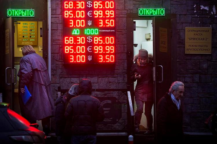 forgæves. Den russiske rubel tog i går endnu et stort dyk, selv om landets nationalbank mandag forsøgte at støtte valutaen med en stor rentestigning. 