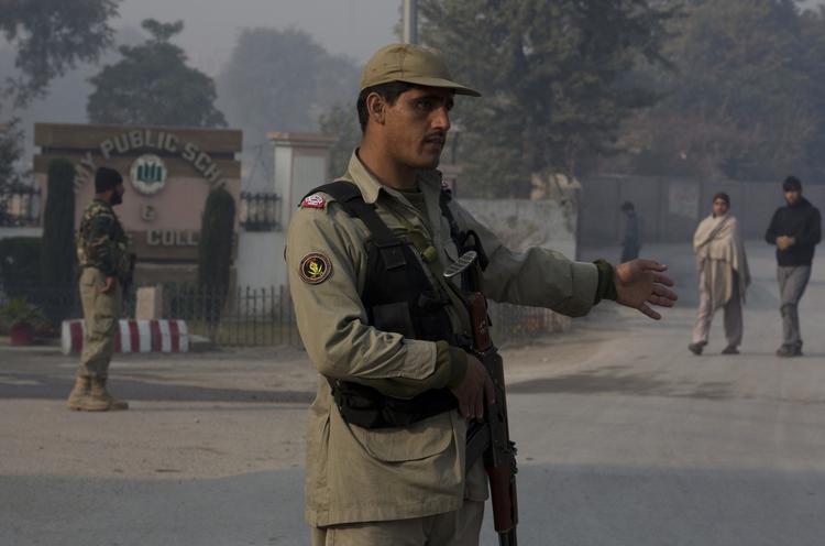 Terror. 141 mennesker mistede livet, da taleban-krigere angreb en skole i Peshawar. Hovedparten af de dræbte var børn. 