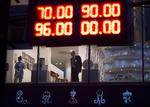 tre-i-ener. Rusland er i store økonomiske problemer: Rublen falder som en sten, renten er sat kraftigt i vejret og olieprisen når rekordlave dybder. 