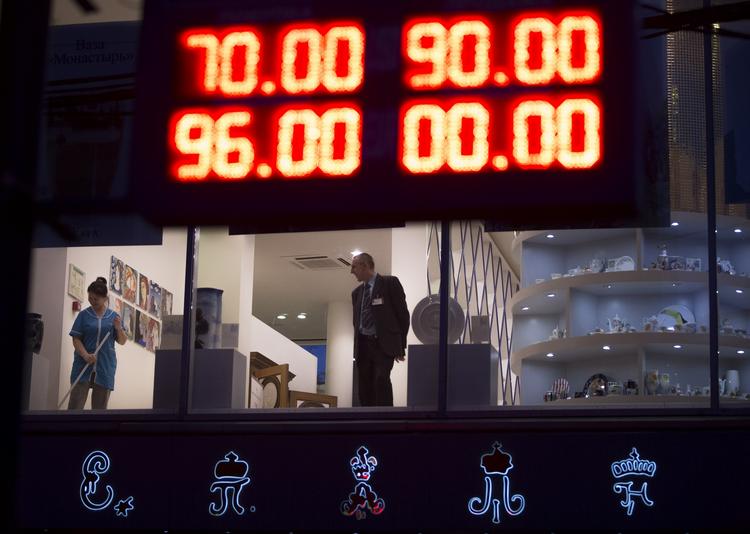 tre-i-ener. Rusland er i store økonomiske problemer: Rublen falder som en sten, renten er sat kraftigt i vejret og olieprisen når rekordlave dybder. 