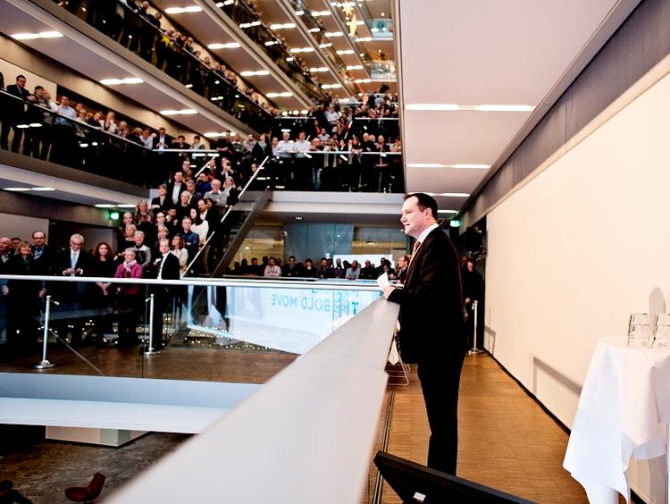 plenum. Rambølls topchef Jens-Peter Saul informerer medarbejderne om opkøbet af den amerikanske virksomhed. 
