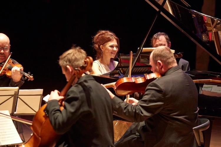 Poetisk. Sammen med Steinhammer Kvartetten fandt Katrine Gislinge parallelverdener og flimrende anelsesfuld gespenstmusik i Diamanten. 