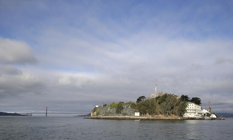 FÆNGSELSØ. Alcratraz blev anset for at være flugtsikker, omgivet som den er af de kraftige og kolde havstrømme i San Francisco-bugten. Men en berømt flugtaktion kan have været en succes, viser forskning. 