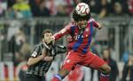 Rent. Bayern spiller flydende, hurtigt og effektivt. Her header Dante væk for næsen af en Freiburg-mand. 
