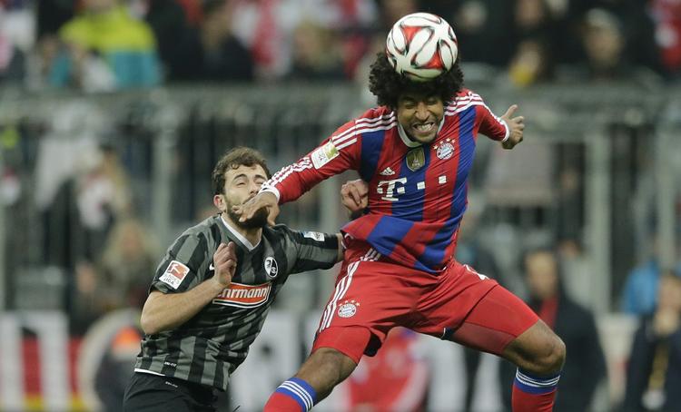 Rent. Bayern spiller flydende, hurtigt og effektivt. Her header Dante væk for næsen af en Freiburg-mand. 