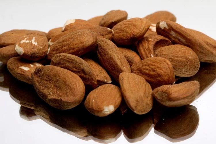 miljøproblem. Der er flere penge i mandler end i andre afgrøder for Californiens bønder. Men mandlerne kræver meget mere vand, og flere års hastig vækst i produktionen truer grundvandet i den amerikanske delstat, der er plaget af en langvarig tørke. 