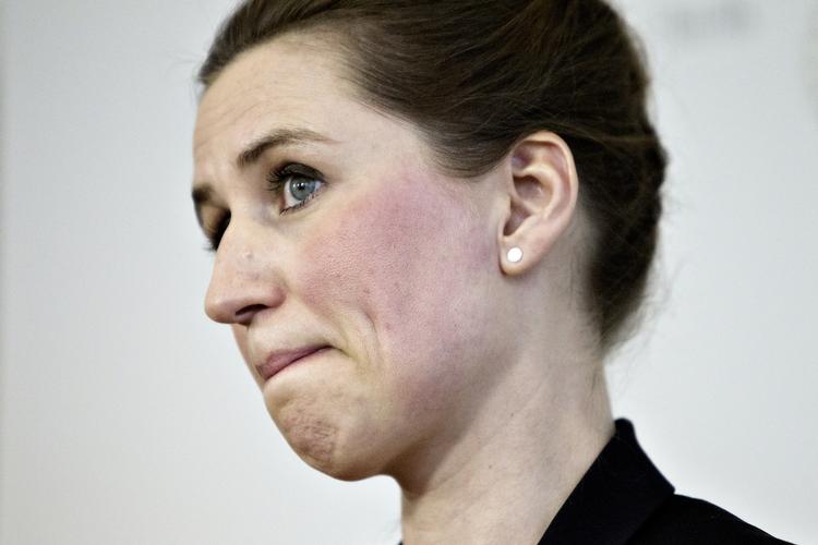 Bag Mette Frederiksens røde kinder finder vi en krævende kvinde, der forventer meget af ministeriets nye departementschef. 