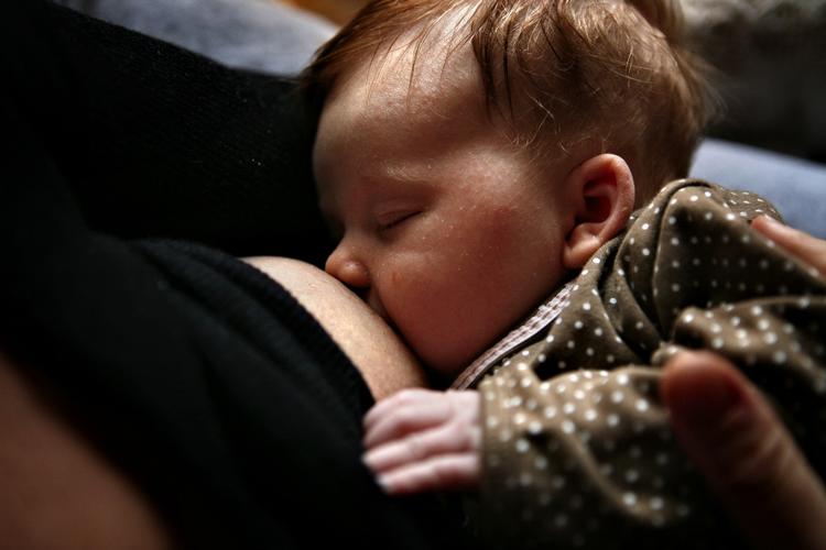 amning. To aktuelle rapporter viser samme billede. Alt for få danske mødre ammer deres børn efter Sundhedsstyrelsens anbefalinger. Arkivfoto. 