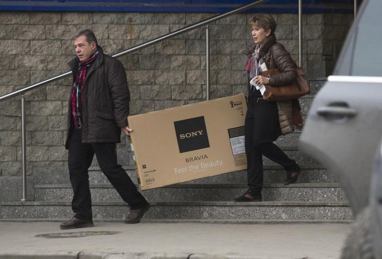 valutafrygt. Det store fald i rublens værdi har fået flere russere til at købe ind her og nu i stede for at vente på, at valutaen bliver endnu mindre værd og varerne dyrere. Billedet er fra Skt. Petersborg i dag. 