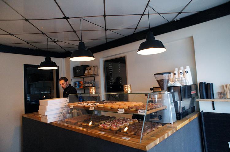 Donuts. Coffee &amp; The Gang sælger kaffe og lækre sukkerbomber. 