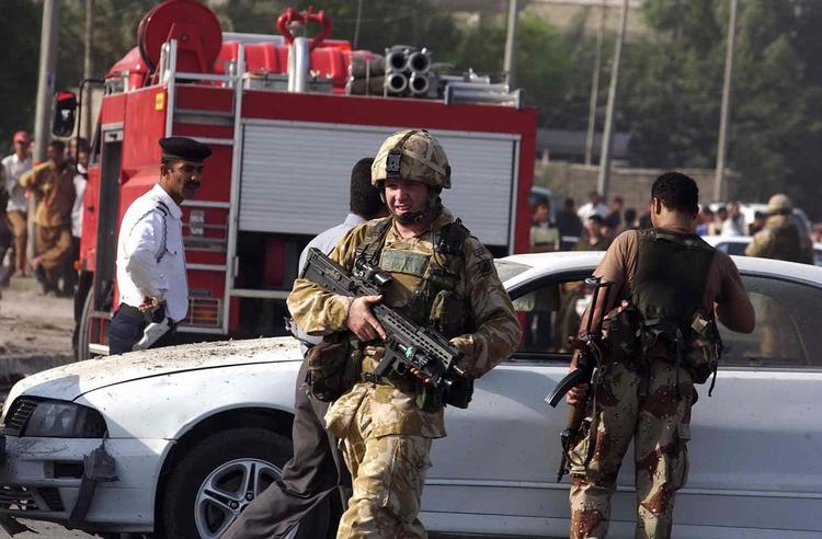 Sikekrhed. En britisk soldat bevogter et gerningsted for en selvmordsbombe i Basra-provinsen i Irak i 2005. Nu har en britisk dommer frikendt britiske soldater for anklager efter en episode i Basra året før. 