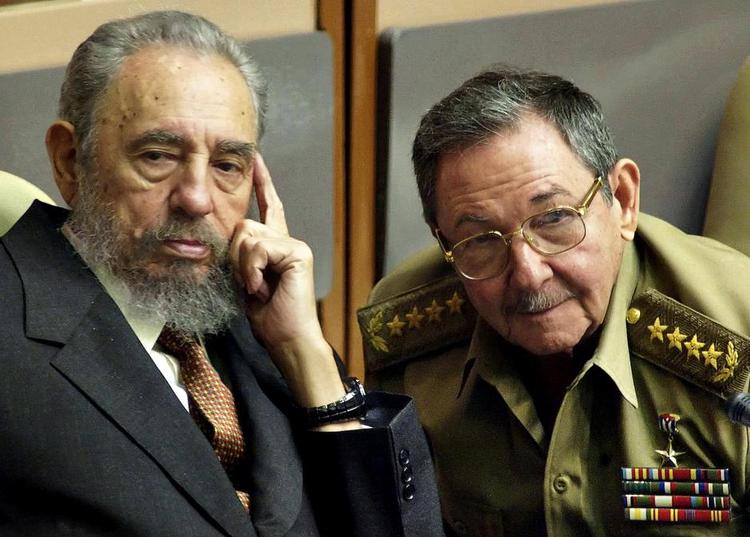 Overdragelsen. Fidel Castro med broren Raul Casto, der siden 2008 har været præsident i Cuba. 