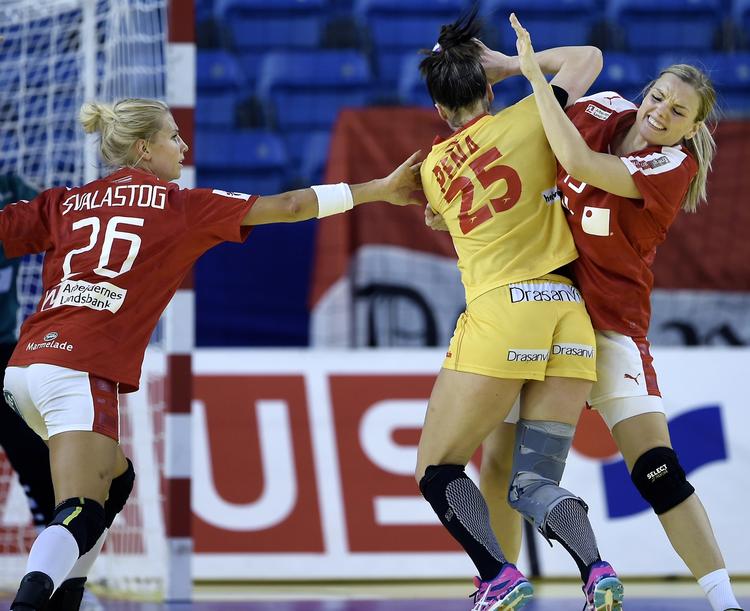 Makkerpar. Defensivaksen Louise Svalastog og Pernille Holmsgaard var på overarbejde mod spanierne. 