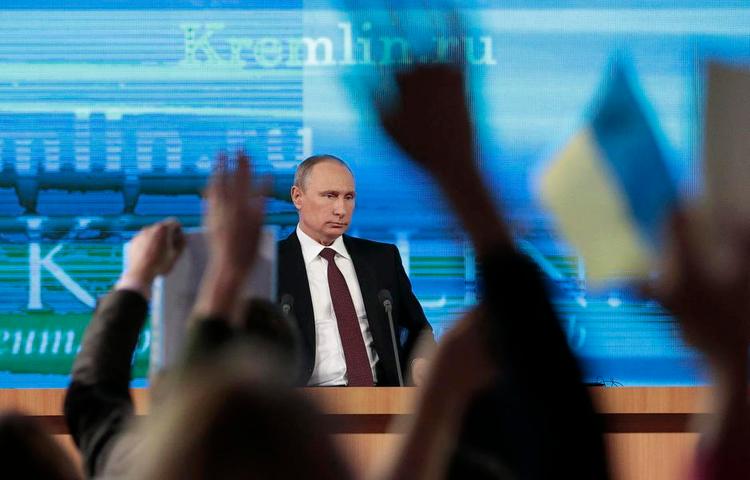 optakt. Mens de økonomiske kvaler ikke fylder meget i russisk tv, så slår tv-kanalerne på tromme for et timelangt pressemøde med Putin i dag. 