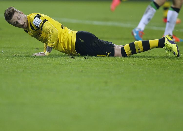 Ukampdygtig. Reus er i øjeblikket skadet. Og køre bil, det må han heller ikke. 