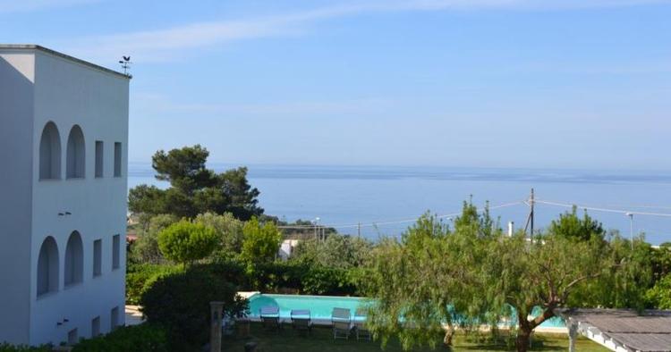 Udsigt. Fra hotellet er der udsigt til havet, men der er dig relativt langt til stranden. TIlgengæld er der en pool man kan benytte sig af. 