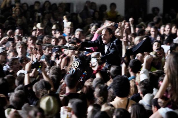 Begejstrede tilråb kommer fra tilskuerne. Foto: Tine Harden 