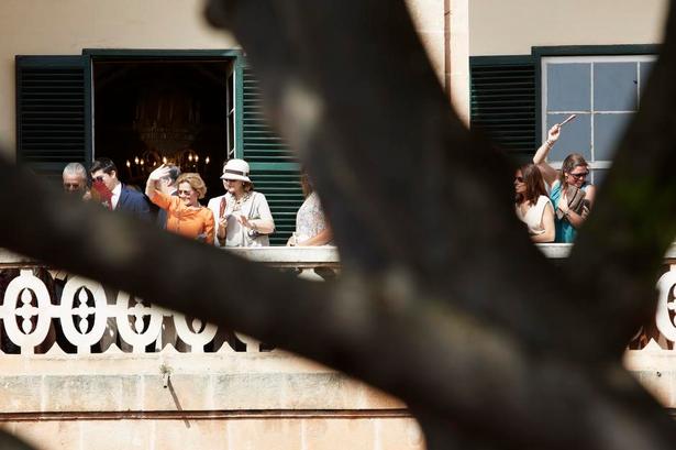 Altanerne er spækket med tilskuere. Foto: Tine Harden 