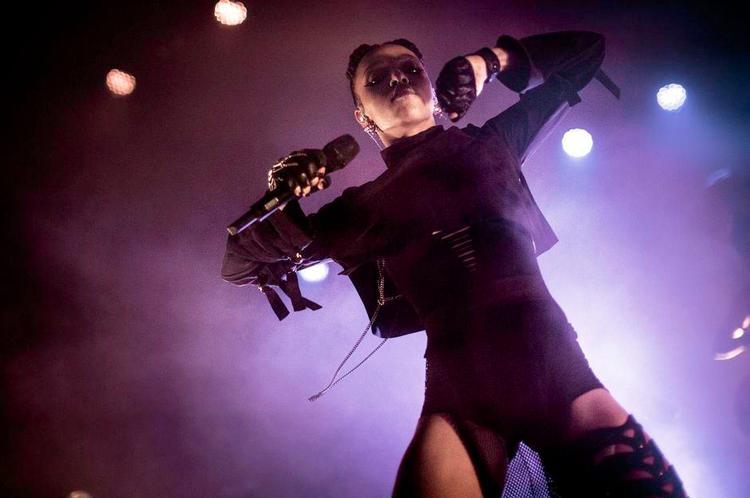 knytnæver. 26-årige Tahliah Barnett alias FKA twigs er sanger, danser, musiker og producer. Og da hun stod på scenen i Store Vega beviste hun, at hun også er en fremragende performer. 