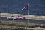 ØKONOMI. Turister får en tur langs Havannas havnefront i amerikanske veteranbiler. På grund af en stram økonomi og USA's embargo har cubanerne måttet klare sig med de gamle før-revolutionsbiler, der var i landet før diktaturets fald. 