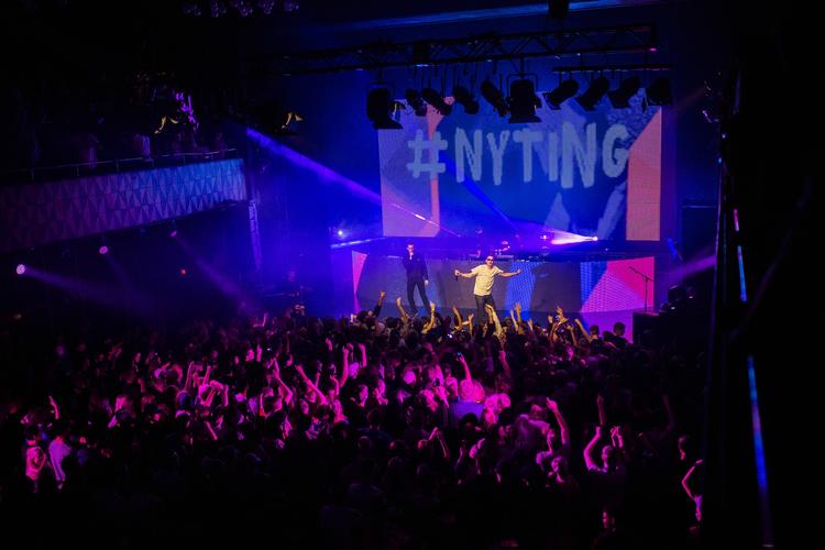 Newkidd. Emil Stabil optræder her som del af Hukaos-musikkollektivet under en koncert på Vega. 