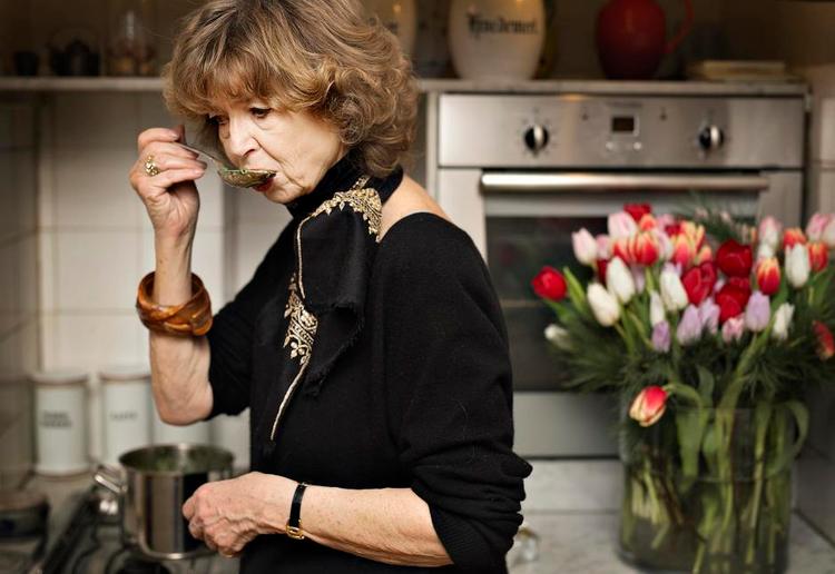 Hjemmelavet. Peanutbutter eller andre ting på dåse findes ikke i køleskabet hos Bente Scavenius, der er vokset op på landet, hvor mad var noget, man altid lavede maden selv. Foto: Marie Hald 