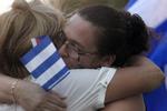cuba. To kvinder fejrer genoptagelsen af de diplomatiske forbindelser mellem USA og Cuba. Efter intense forhandlinger er USA klar til at åbne en ambassade i hovedstaden Havana. 