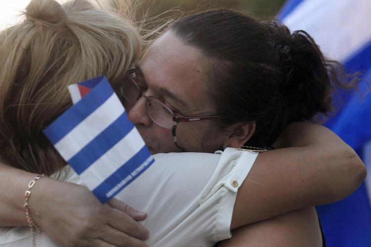 cuba. To kvinder fejrer genoptagelsen af de diplomatiske forbindelser mellem USA og Cuba. Efter intense forhandlinger er USA klar til at åbne en ambassade i hovedstaden Havana. 